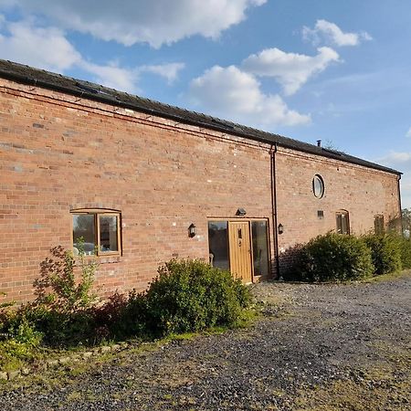 Mile House Barn Bed & Breakfast Нантуич Екстериор снимка
