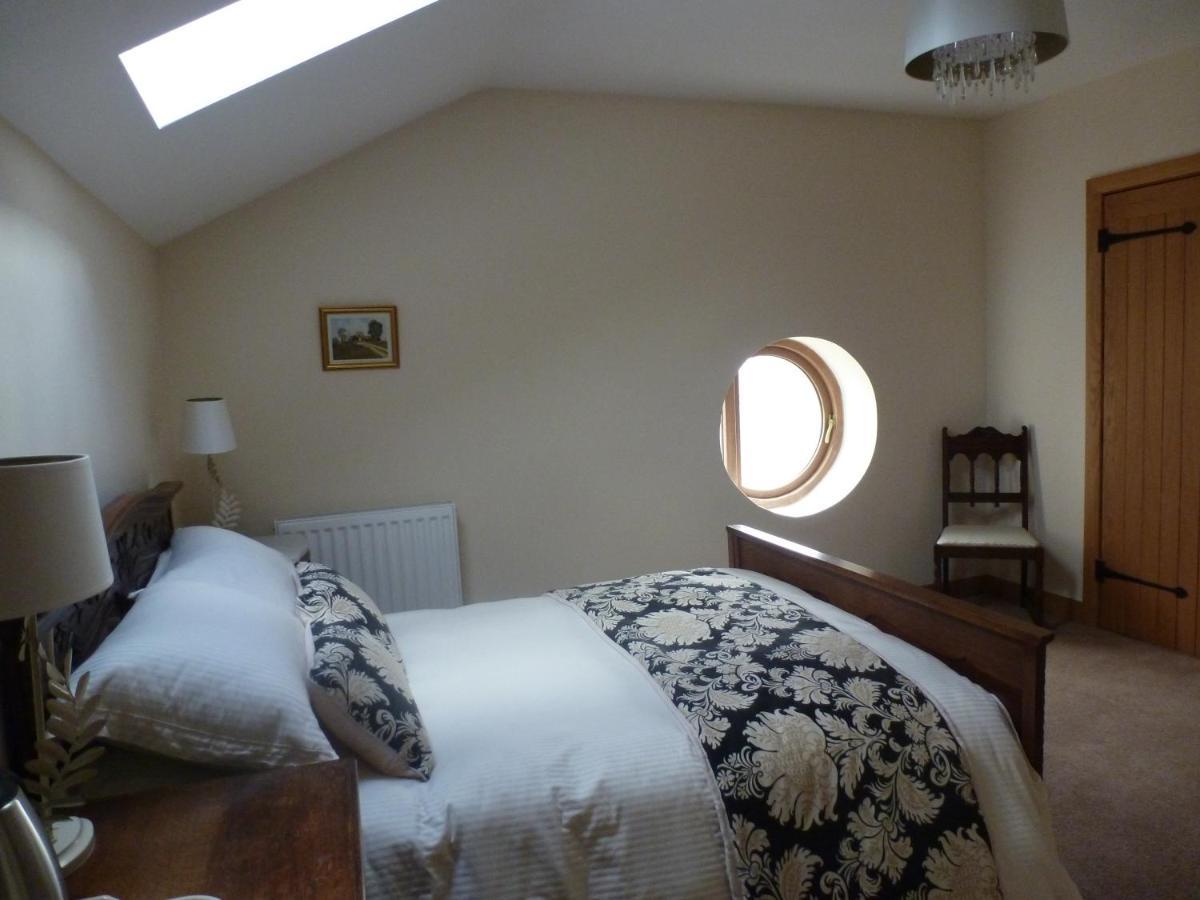 Mile House Barn Bed & Breakfast Нантуич Екстериор снимка