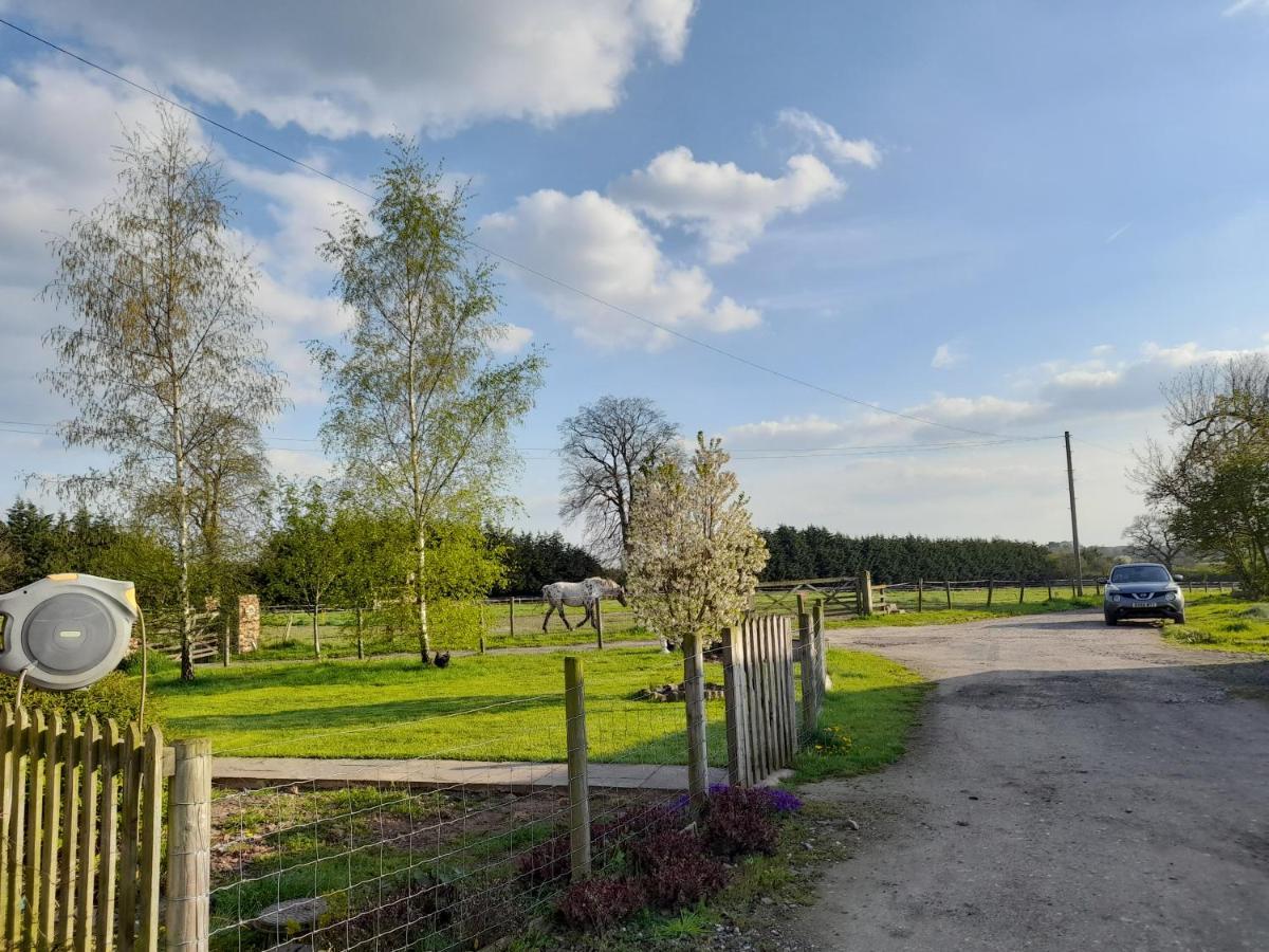 Mile House Barn Bed & Breakfast Нантуич Екстериор снимка