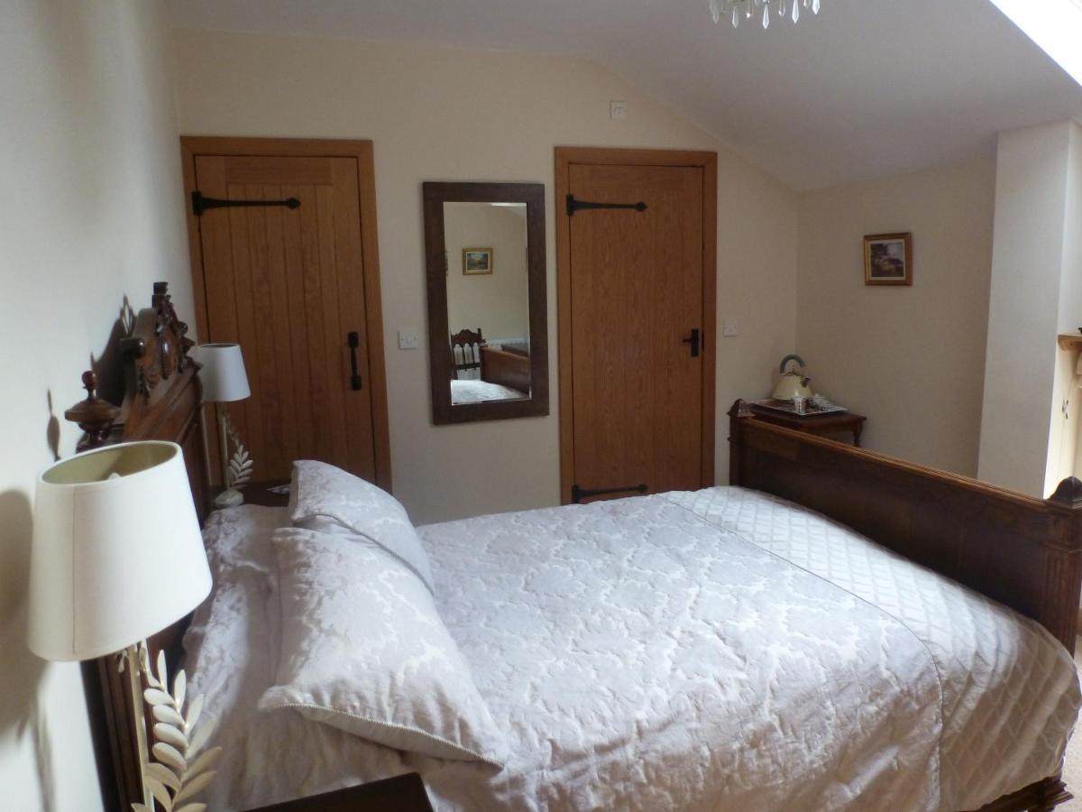Mile House Barn Bed & Breakfast Нантуич Екстериор снимка