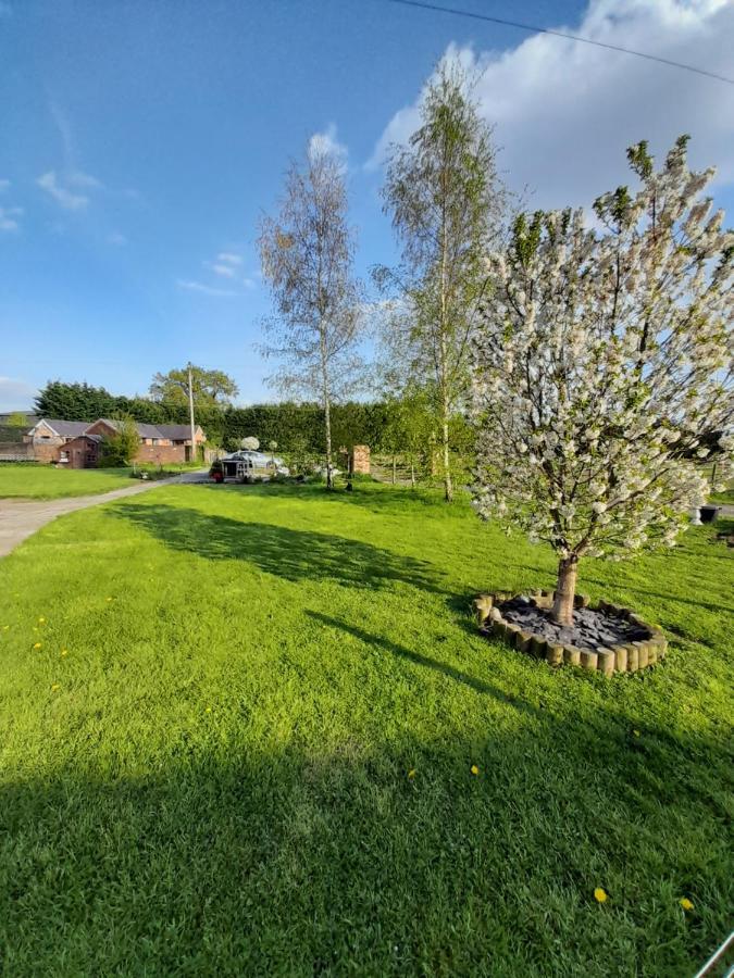 Mile House Barn Bed & Breakfast Нантуич Екстериор снимка
